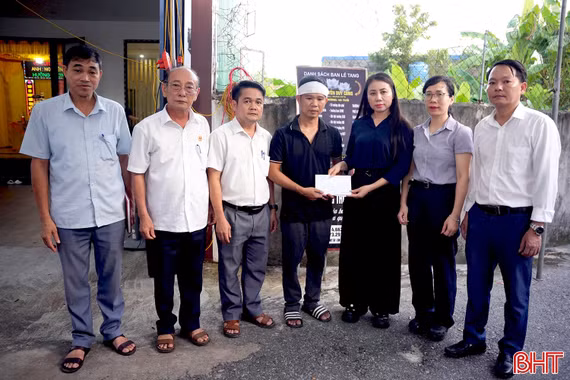 Lãnh đạo phường Thành Sen thăm hỏi gia đình nạn nhân bị đuối nước ở hồ Bảy Mẫu