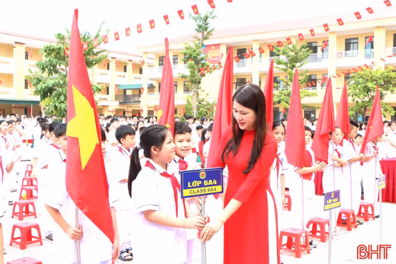Hà Tĩnh rộn ràng ngày hội khai trường 