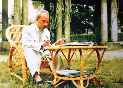 Chủ tịch Hồ Chí Minh ngồi làm việc trong vườn hoa Phủ Chủ tịch. Ảnh tư liệu