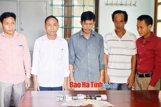 Bắt quả tang 5 đối tượng đánh bạc tại Nghi Xuân ảnh 1