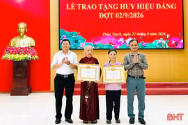 2.370 đảng viên được tặng Huy hiệu Đảng dịp 2/9