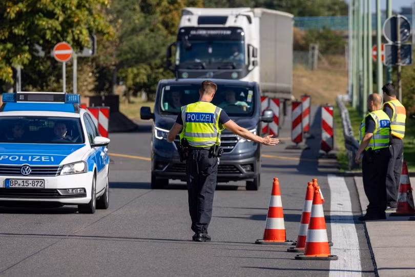 Cảnh sát Đức kiểm tra các phương tiện tại khu vực Frankfurt Oder, biên giới với Ba Lan, hồi tháng Chín năm ngoái. (Ảnh: AFP/TTXVN)