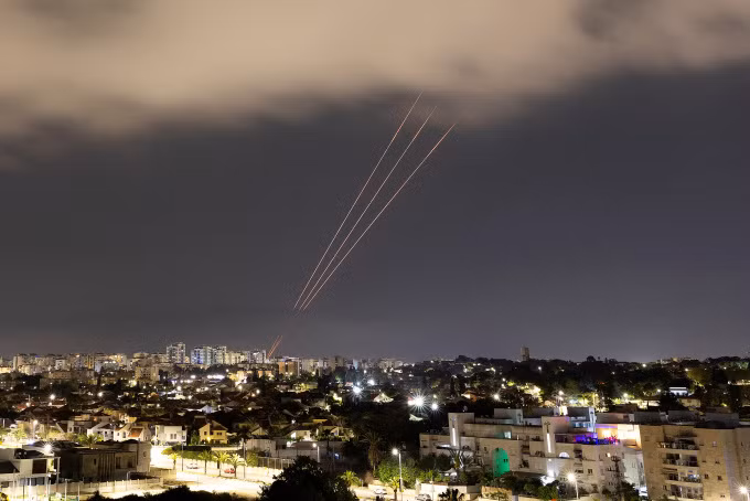 Tên lửa phòng không Israel khai hỏa rạng sáng 14/4. Ảnh: Reuters