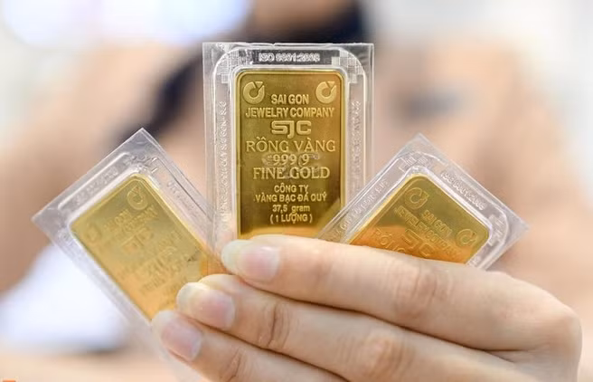 Giá vàng miếng trong nước thường cao hơn thế giới 17 triệu đồng. (Ảnh: Vietnam+)