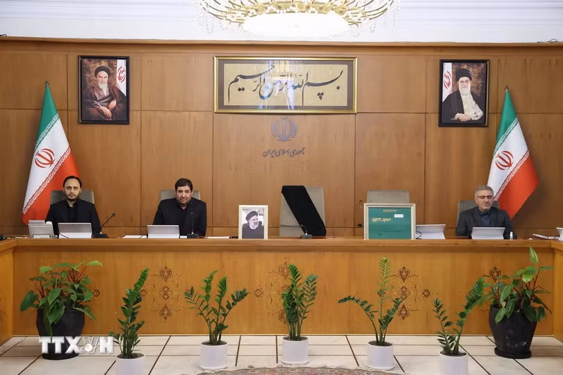 Tổng thống lâm thời Iran Mohammad Mokhber (thứ 2, trái) chủ trì cuộc họp nội các khẩn tại thủ đô Tehran, sau khi cơ quan chức năng xác nhận Tổng thống Ebrahim Raisi và Ngoại trưởng Hossein Amir-Abdollahian tử nạn trong vụ rơi trực thăng ở tỉnh Đông Azerbaijan, ngày 20/5/2024. (Ảnh: AFP/TTXVN)