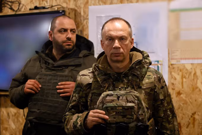 Tư lệnh quân đội Ukraine Oleksandr Syrsky thăm tiền tuyến miền đông trong bức ảnh công bố ngày 25/2. Ảnh: AFP