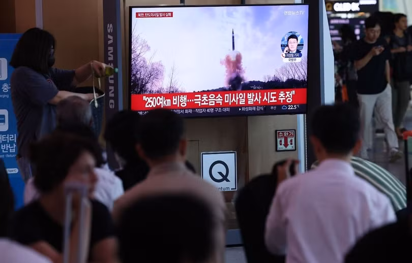 Người dân theo dõi vụ phóng tên lửa của Triều Tiên qua truyền hình tại Seoul (Hàn Quốc), ngày 26/6/2024. (Ảnh: Yonhap/TTXVN)