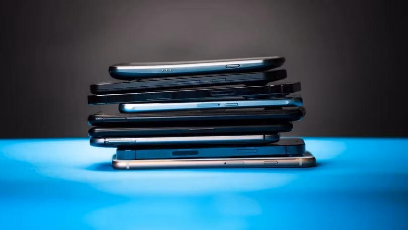 Lượng smartphone bị vứt bỏ hàng năm tăng nhanh do thói quen người dùng. Ảnh: Cnet.