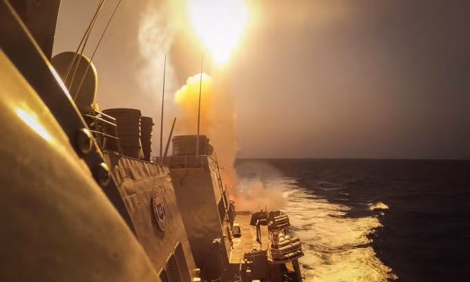 Tàu khu trục USS Carney phóng tên lửa chặn mục tiêu Houthi trên Biển Đỏ hồi tháng 10/2023. Ảnh: US Navy