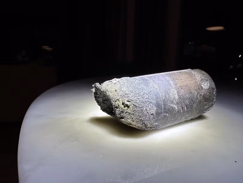 Vật thể bị nghi là rác thải vũ trụ đã rơi trúng nhà ông Alejandro Otero. Ảnh: Otero.