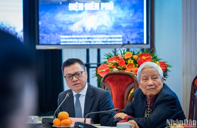 Đồng chí Lê Quốc Minh, Tổng Biên tập Báo Nhân Dân trao đổi với các phóng viên tại sự kiện. (Ảnh: THÀNH ĐẠT)