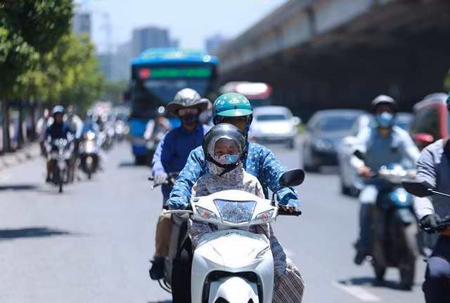 Đợt nắng nóng diện rộng đầu tiên đang diễn ra ở miền Bắc và miền Trung.