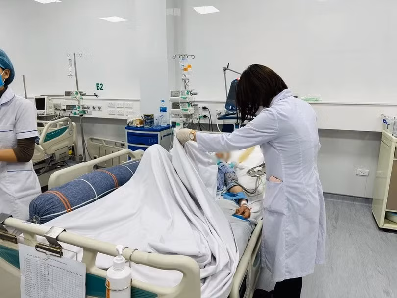 Bác sỹ theo dõi sức khỏe cho bệnh nhân. (Ảnh: BVCC)