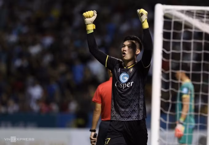 Thủ môn Trịnh Xuân Hoàng trở thành người hùng với hai pha cản phá, giúp Thanh Hoá thắng Hà Nội FC 9-8 ở loạt luân lưu chung kết Cup Quốc gia 2023-2024. Ảnh: Lâm Thoả
