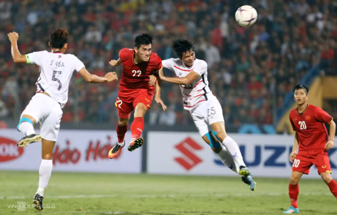 Nguyễn Tiến Linh (số 22) đánh đầu mở tỷ số trong trận Việt Nam thắng Campuchia 3-0 ở vòng bảng AFF Cup 2018. Ảnh: Đức Đồng
