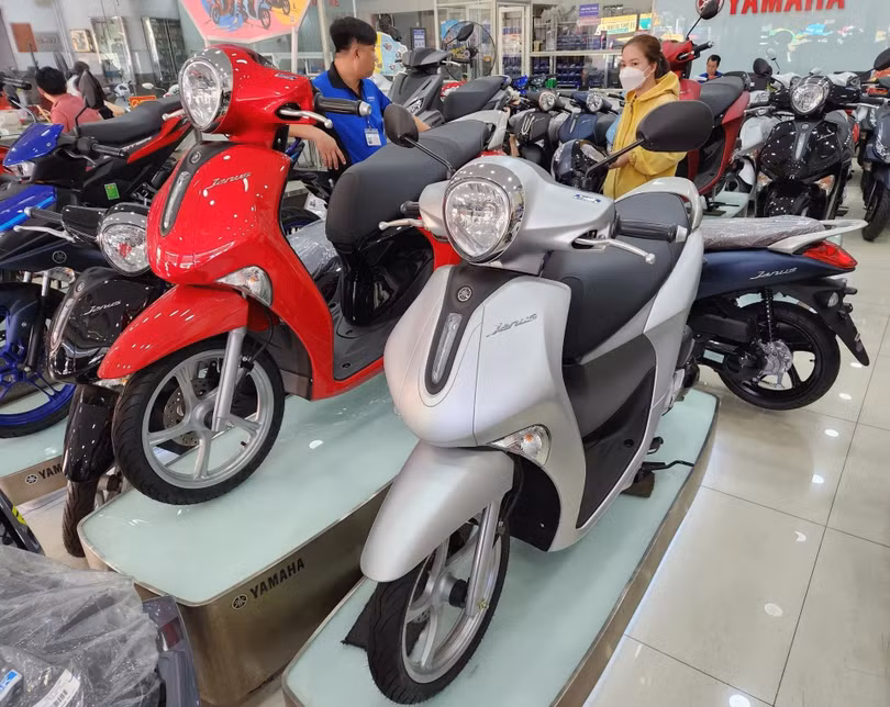 Honda Vision và Yamaha Janus.