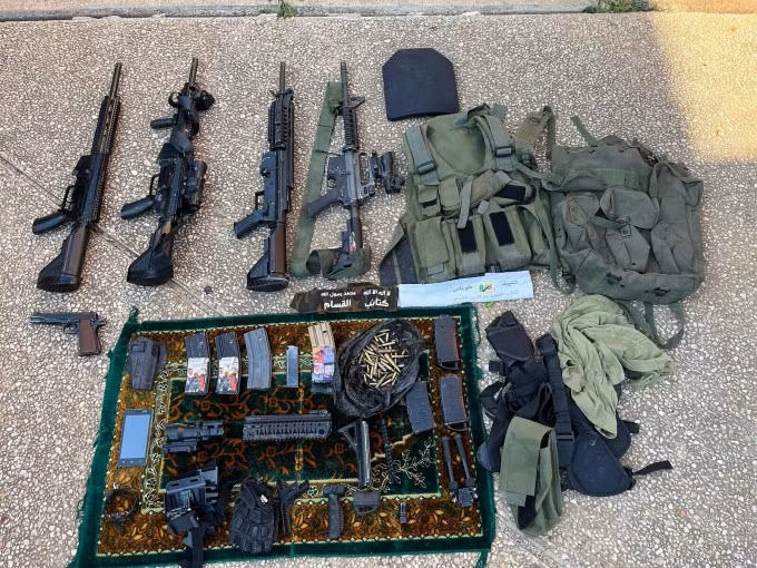 Vũ khí và thiết bị quân dụng do IDF tịch thu từ xe của thành viên Hamas vào ngày 12/4. Ảnh: IDF