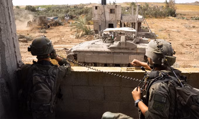 Binh sĩ, thiết giáp Israel tham chiến ở Dải Gaza ngày 28/4. Ảnh: IDF