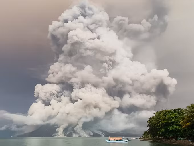 Núi lửa Ruang phun trào nhìn từ đảo Tagulandang ở tỉnh Bắc Sulawesi, Indonesia ngày 30/4. Ảnh: AFP
