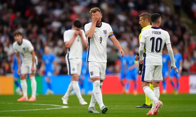 Cầu thủ Anh thất vọng khi Iceland mở tỷ số trên sân Wembley, thành phố London, Anh, tối 7/6/2024. Ảnh: PA