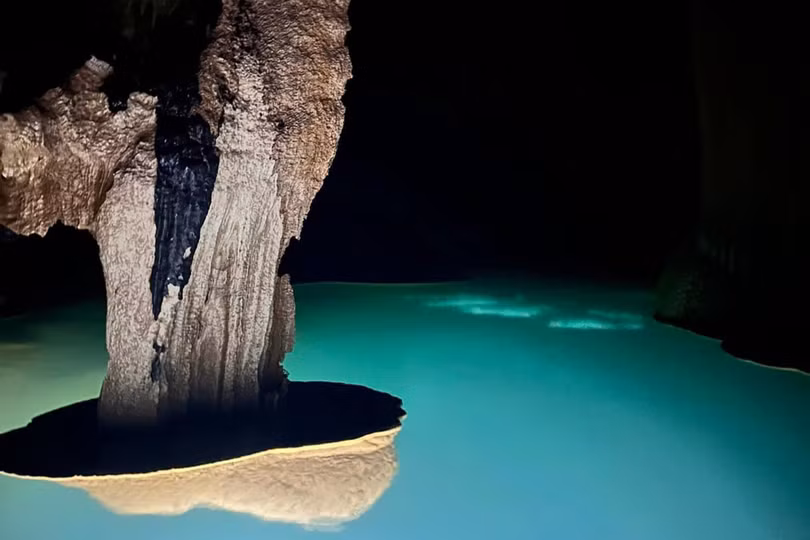 Nước rút, một khối thạch nhũ như thả từ trần hang xuống, nổi trên mặt hồ (Ảnh: Jungle Boss).