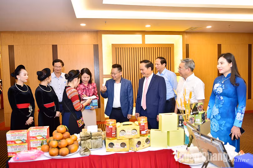 Đồng chí Hoàng Việt Phương, Phó Chủ tịch UBND tỉnh giới thiệu các sản phẩm OCOP của tỉnh Tuyên Quang tại hội nghị truyền thông. Ảnh: Thanh Phúc