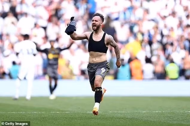 Tiền đạo Adam Armstrong cởi áo ăn mừng sớm.