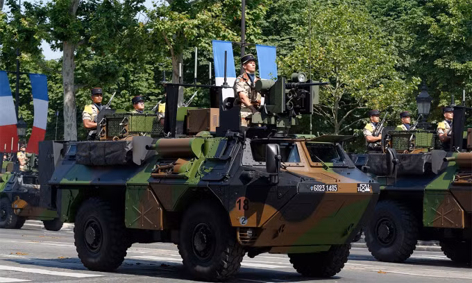 Thiết giáp VAB của thủy quân lục chiến Pháp trong lễ duyệt binh ở Paris tháng 7/2013. Ảnh: Wikimedia