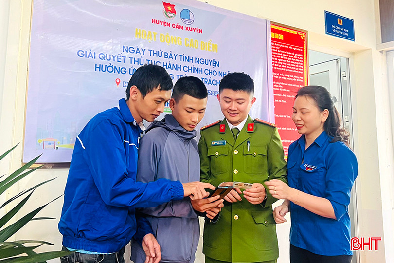 Huyện đoàn Cẩm Xuyên ra quân cao điểm Ngày thứ 7 tình nguyện giải quyết thủ tục hành chính tại Trung tâm Hành chính công huyện.
