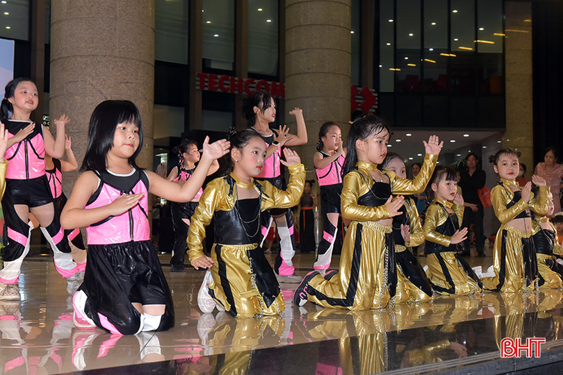 Và nhiều tiết mục nhảy tập thể cùng các tiết mục do Công ty Nghệ thuật Lamita Hà Tĩnh biểu diễn.