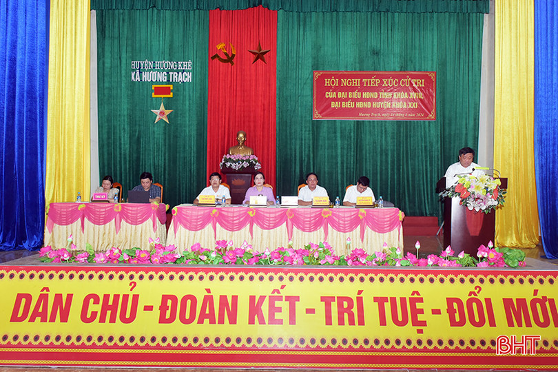 Đại biểu Phạm Xuân Phú - Chánh Văn phòng Đoàn ĐBQH-HĐND tỉnh báo cáo tại hội nghị.