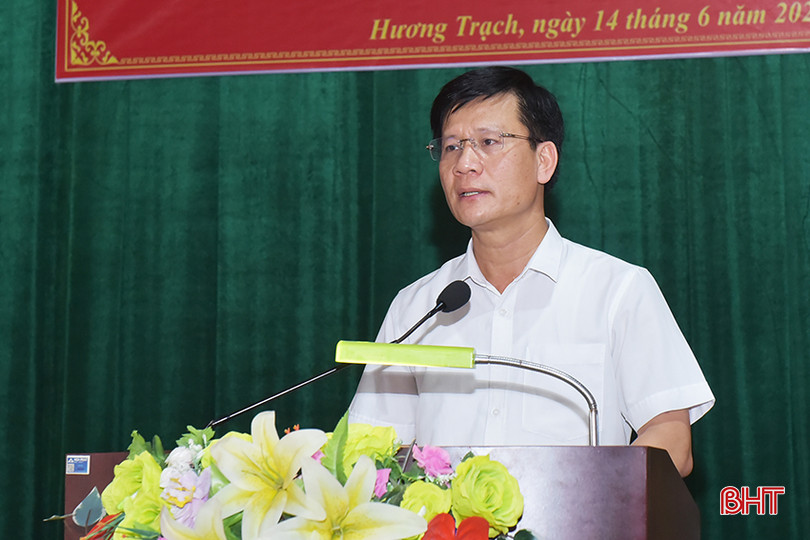 Giám đốc Sở Tài chính Trịnh Văn Ngọc thay mặt tổ đại biểu tại huyện Hương Khê giải trình, tiếp thu kiến nghị của cử tri.