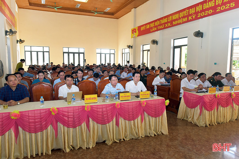 Đại biểu dự hội nghị tại điểm tiếp xúc cử tri xã Hương Trạch.