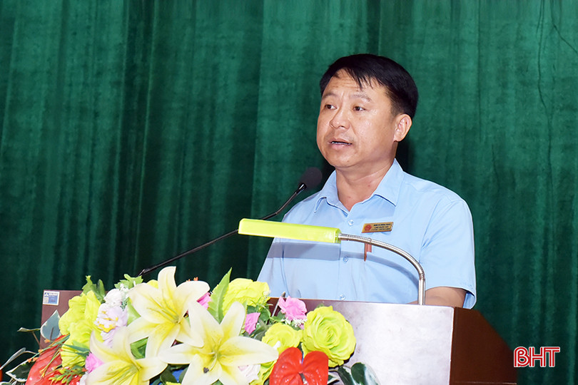 Chủ tịch UBND xã Hương Trạch Cao Viết Hội kiến nghị tại hội nghị.
