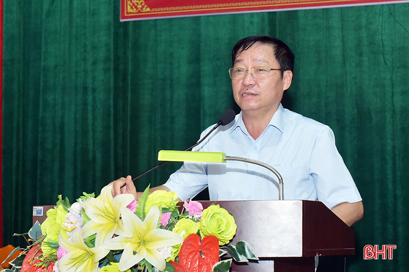 Chủ tịch UBND huyện Hương Khê Ngô Xuân Ninh giải trình một số ý kiến và kiến nghị một số nội dung với HĐND tỉnh.