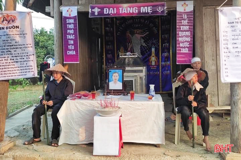 Đến đám tang chị Thủy, ai cũng quặn lòng vì hình ảnh 3 đứa trẻ xiêu vẹo bên linh cữu mẹ.