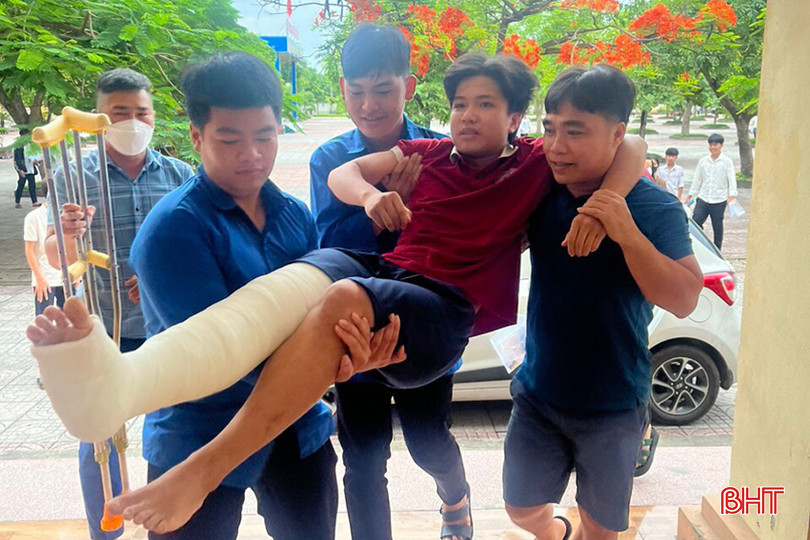 ĐVTN hỗ trợ thí sinh bị gãy chân vào phòng thi tại điểm thi Trường THPT Nguyễn Đình Liễn (Cẩm Xuyên).
