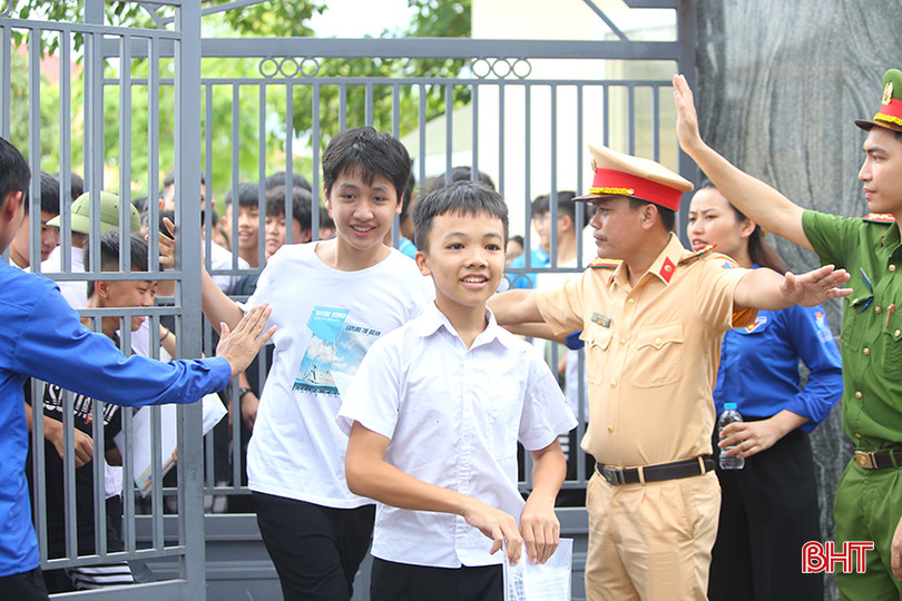 Thí sinh điểm thi Trường THCS Nguyễn Du (TP Hà Tĩnh) tự tin sau khi hoàn thành xong buổi thi đầu tiên.