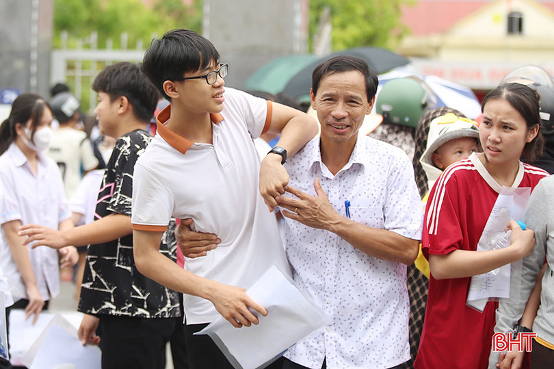 Thí sinh tại điểm thi Trường THPT Nghèn (Can Lộc) rời trường thi trong sự đón chờ của phụ huynh.