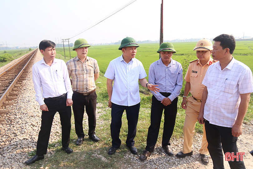 Đoàn kiểm tra thực tế vị trí giao cắt đường sắt Bắc - Nam với tuyến đường dân sinh ở xã Tân Dân, huyện Đức Thọ.