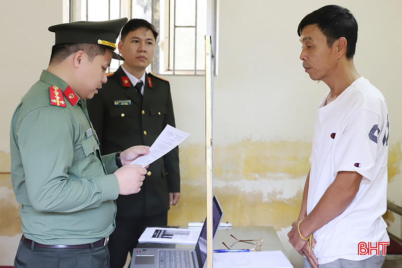 Cơ quan điều tra tống đạt quyết định khởi tố Phan Đình Sang.JPG