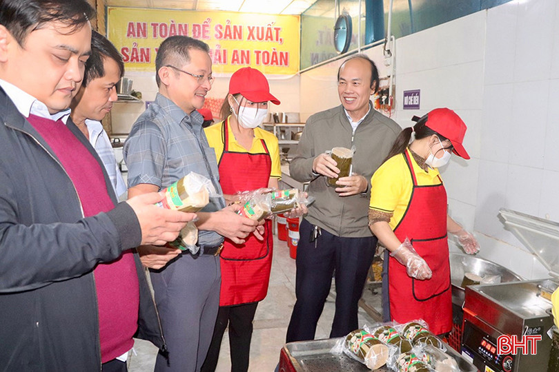 Đoàn liên ngành huyện Vũ Quang kiểm tra chất lượng sản phẩm giò của cơ sở Hiên Tý.