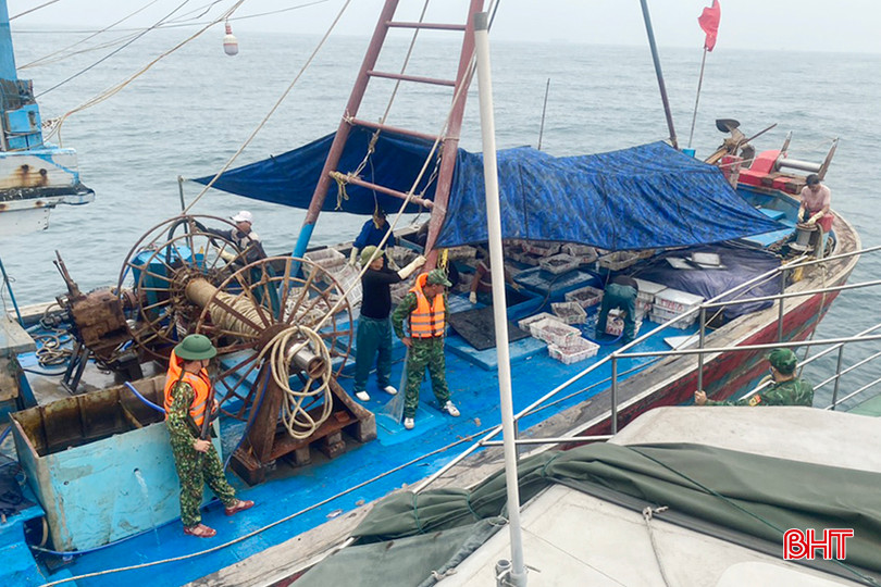 Đồn Biên phòng Đèo Ngang, Ban Chỉ huy Biên phòng Cửa khẩu Cảng Vũng Áng – Sơn Dương, Hải đội 2 (BĐBP Hà Tĩnh) bắt giữ 2 tàu cá vi phạm.