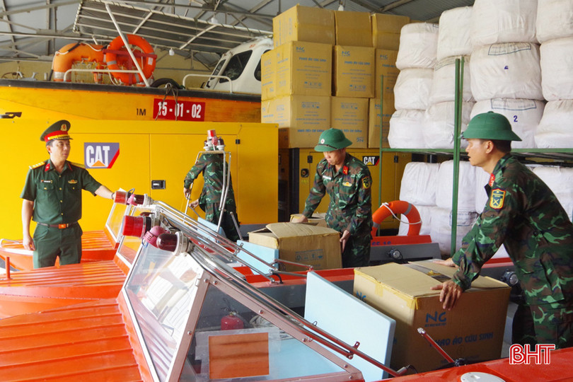 Thượng tá Dương Ngọc Tiệp - Phó Tham mưu trưởng Bộ CHQS tỉnh kiểm tra công tác chuẩn bị phương tiện cứu hộ, cứu nạn.jpg