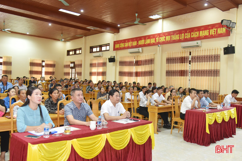 Gần 200 cán bộ làm công tác giảm nghèo các cấp ở Lộc Hà tham gia lớp tập huấn buổi sáng.