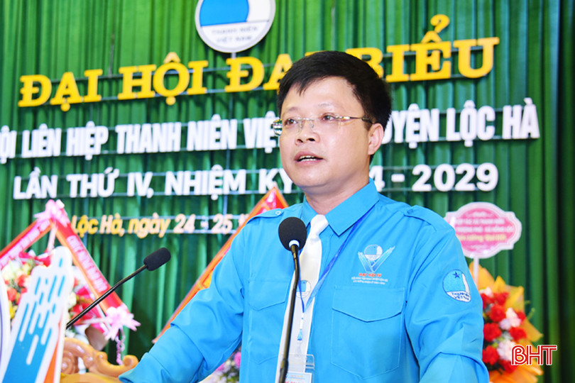 Anh Đặng Thái Sơn - Bí thư Huyện đoàn, Chủ tịch Hội LHTN Lộc Hà báo cáo kết quả thực hiện nhiệm vụ nhiệm kỳ 2019 - 2024 và mục tiêu, phương hướng, nhiệm vụ nhiệm kỳ 2024 - 2029.