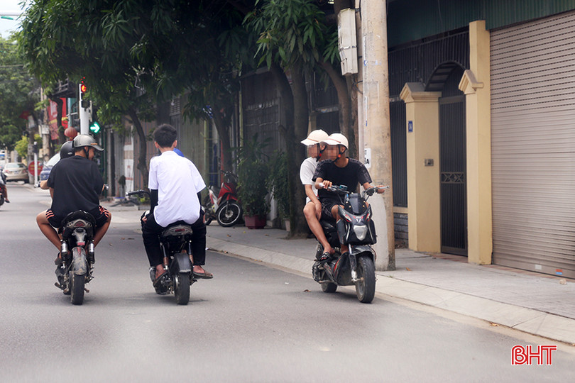 hoc-sinh-vi-pham-giao-thong-4.jpg