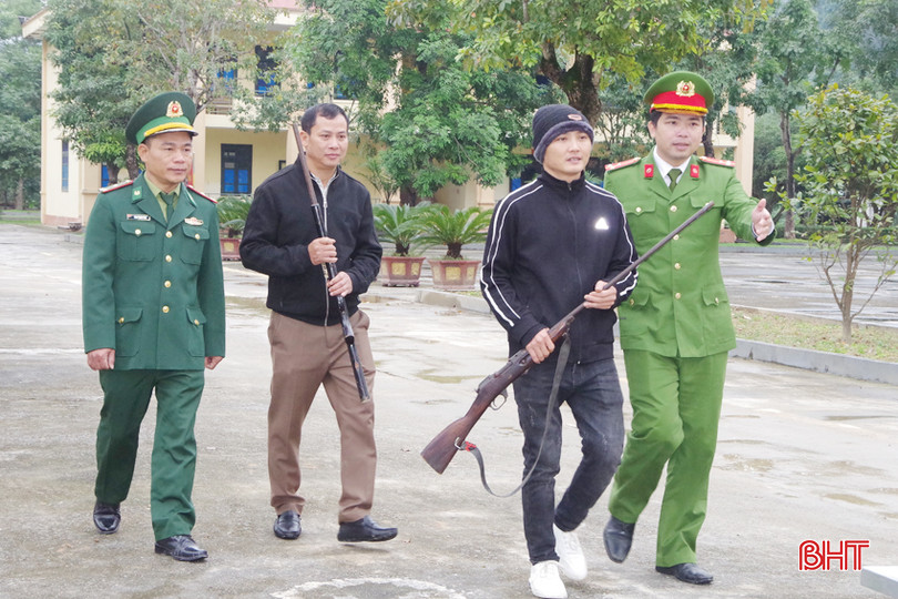 Lực lượng Bộ đội Biên phòng và Công an tuyên truyền vận động nhân dân trên địa bàn giao nộp súng .JPG