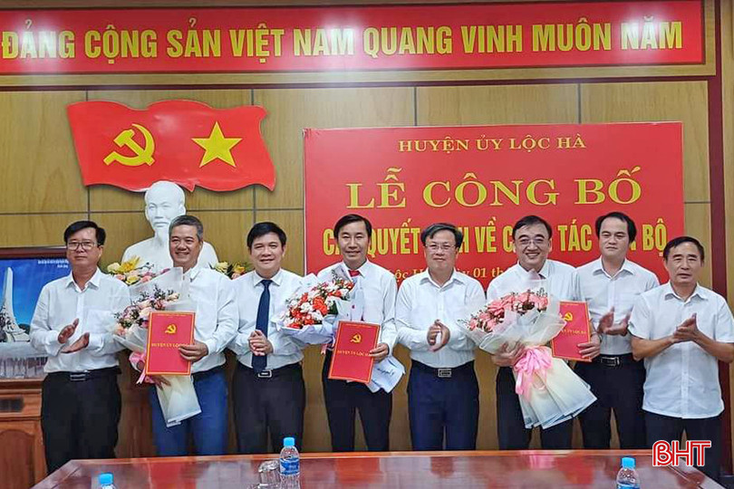 Huyện ủy Lộc Hà tổ chức lễ công bố các quyết định về công tác cán bộ.