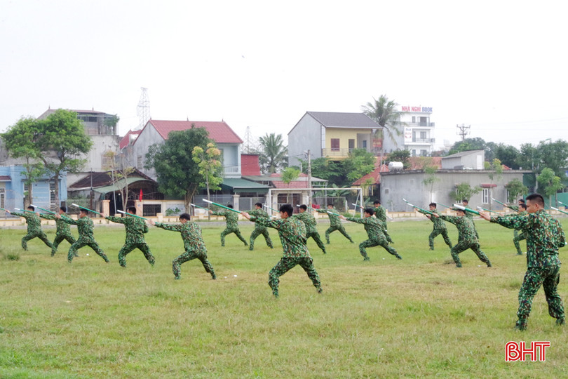 CÁN BỘ CHIẾN SỸ BIÊN PHÒNG HUẤN LUYỆN BÀI TRƯỜNG CÔN.JPG